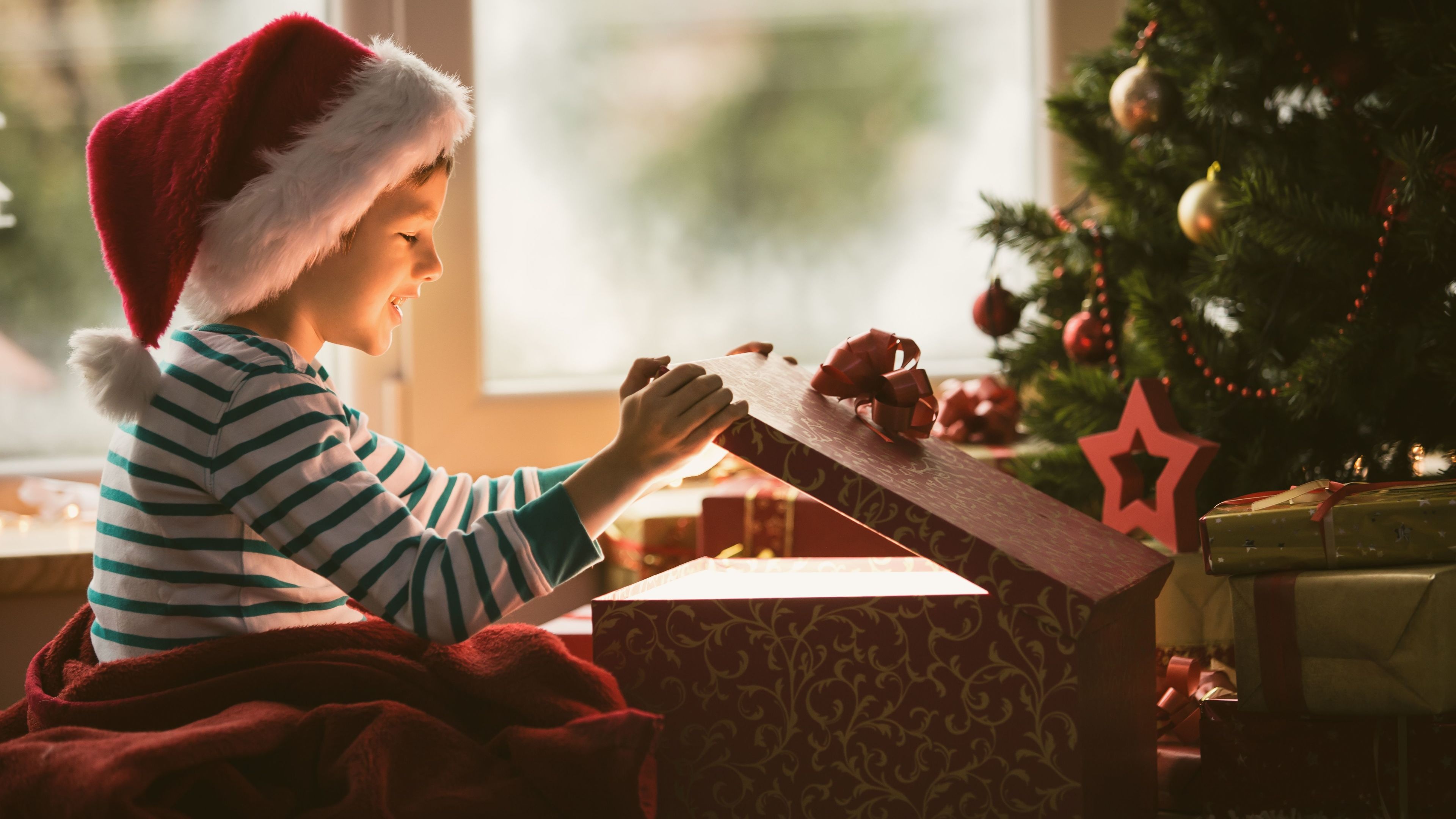 Boy Opening Christmas Present 4k - 4k Wallpapers - 40.000+ ipad ...