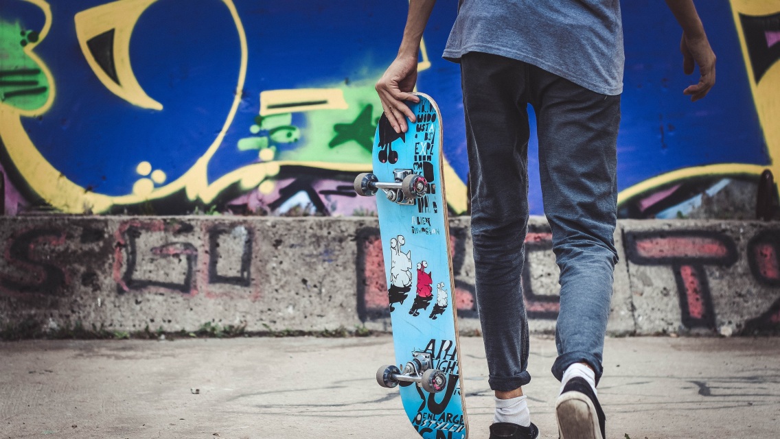 Skateboard: Hãy khám phá bức ảnh đầy màu sắc về môn trượt ván này, với khả năng biểu diễn tuyệt vời cùng những đường cong quyến rũ trên tấm ván đầy sáng tạo. Bạn sẽ cảm thấy bồi hồi, thích thú và tràn đầy năng lượng.