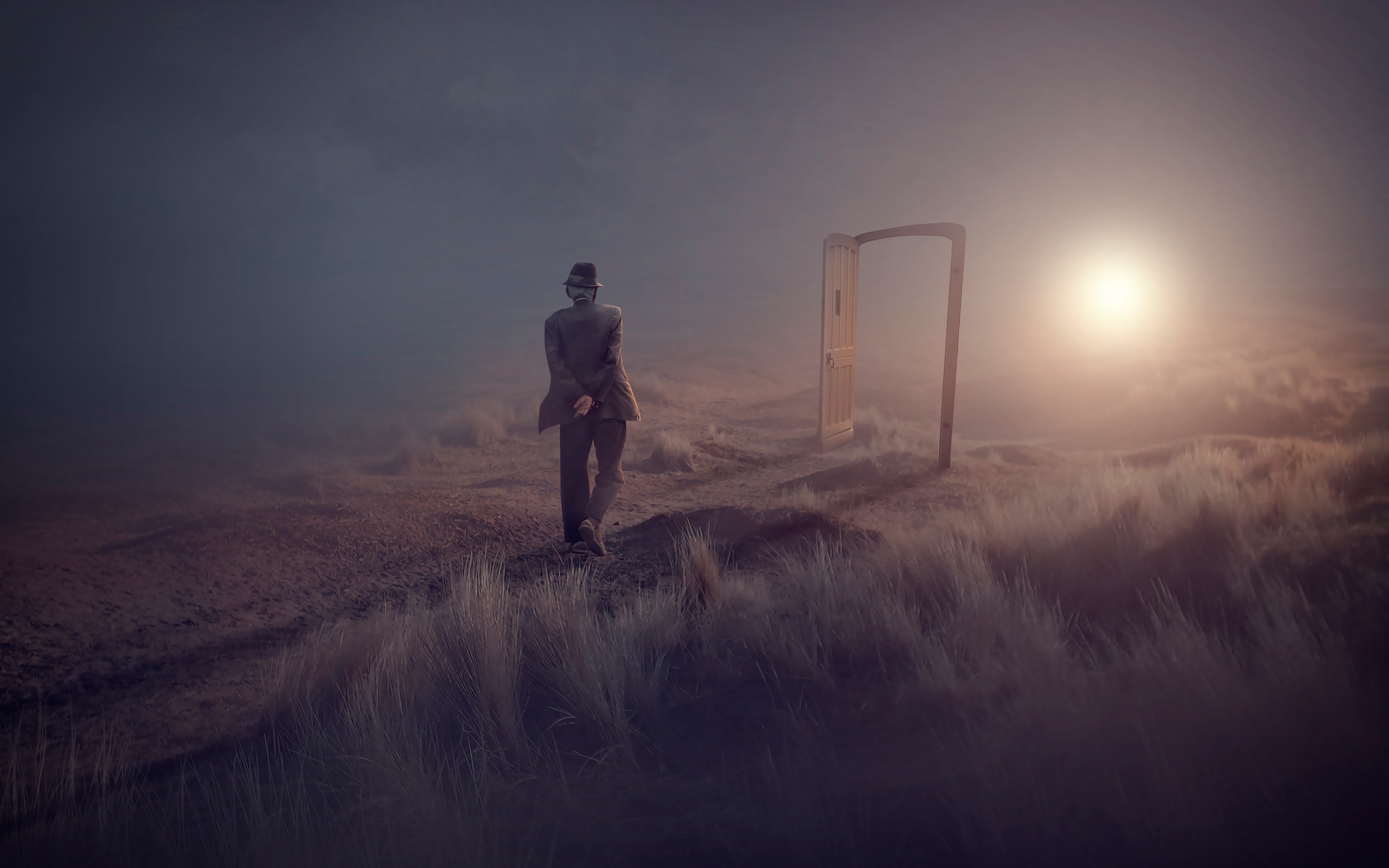 Вид никуда. Человек в тумане. Это одиночество. Одинокий человек в тумане. Мужчина в тумане.