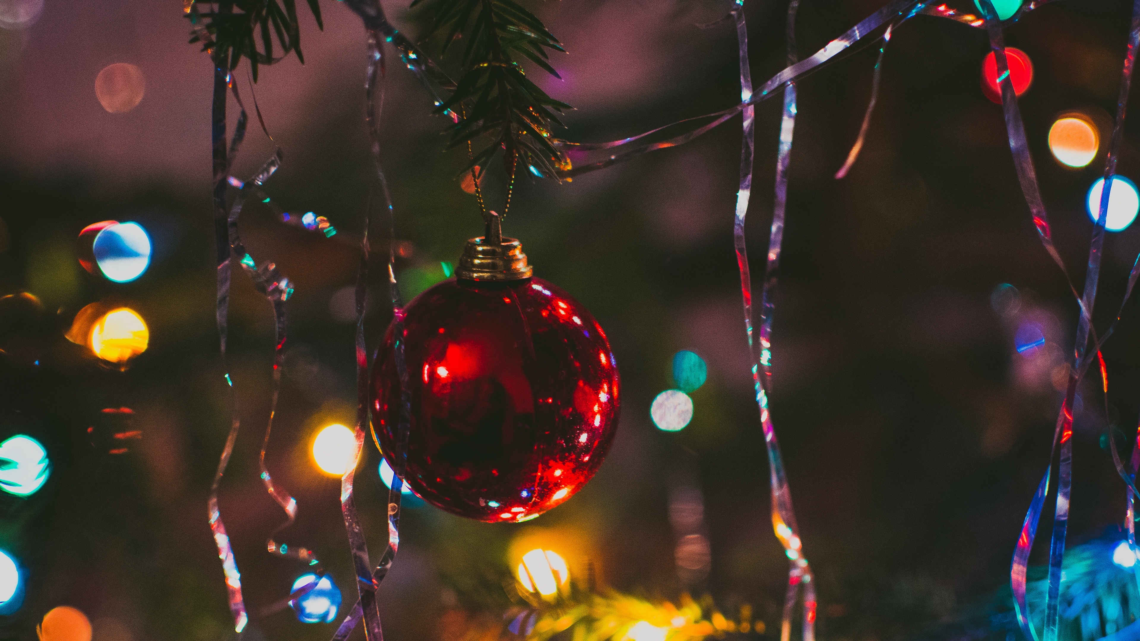 Hãy ngắm nhìn bức ảnh nền 4k với hình ảnh cây thông Noel đầy màu sắc, tạo cảm giác vô cùng ấm áp và chan hòa cho không gian phòng của bạn.