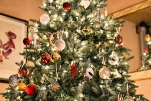 christmas tree ornaments garlands 4k 1538344616 300x200 - christmas tree, ornaments, garlands 4k - ornaments, garlands, christmas tree