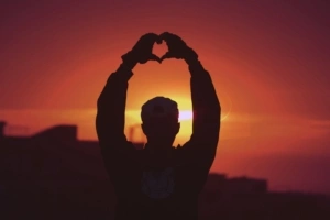 man silhouette heart sunset hands 4k 1540574890 300x200 - man, silhouette, heart, sunset, hands 4k - Silhouette, Man, Heart