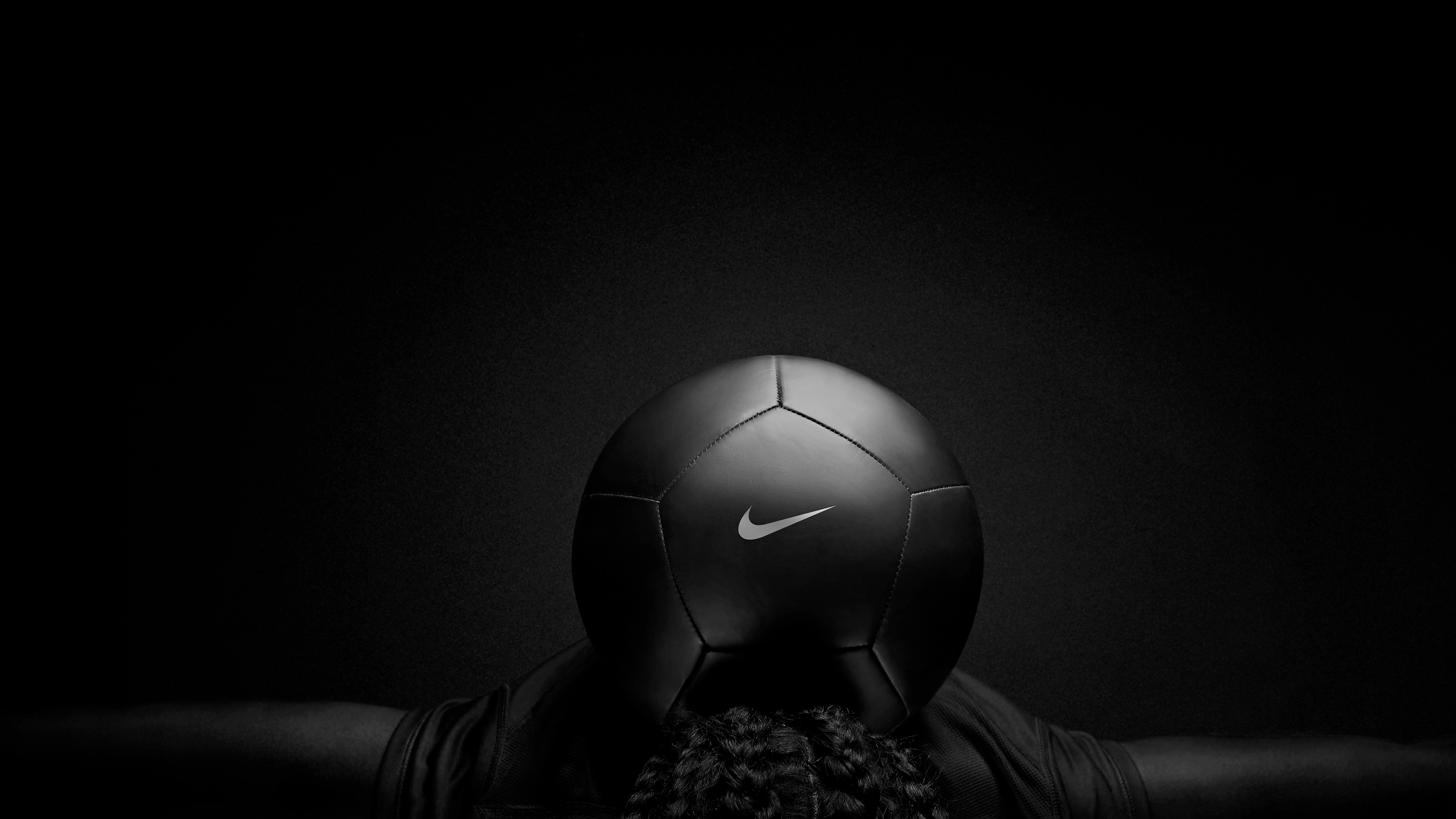 Característica hacha brumoso Wallpaper 4k Nike Black Play Football Wallpaper