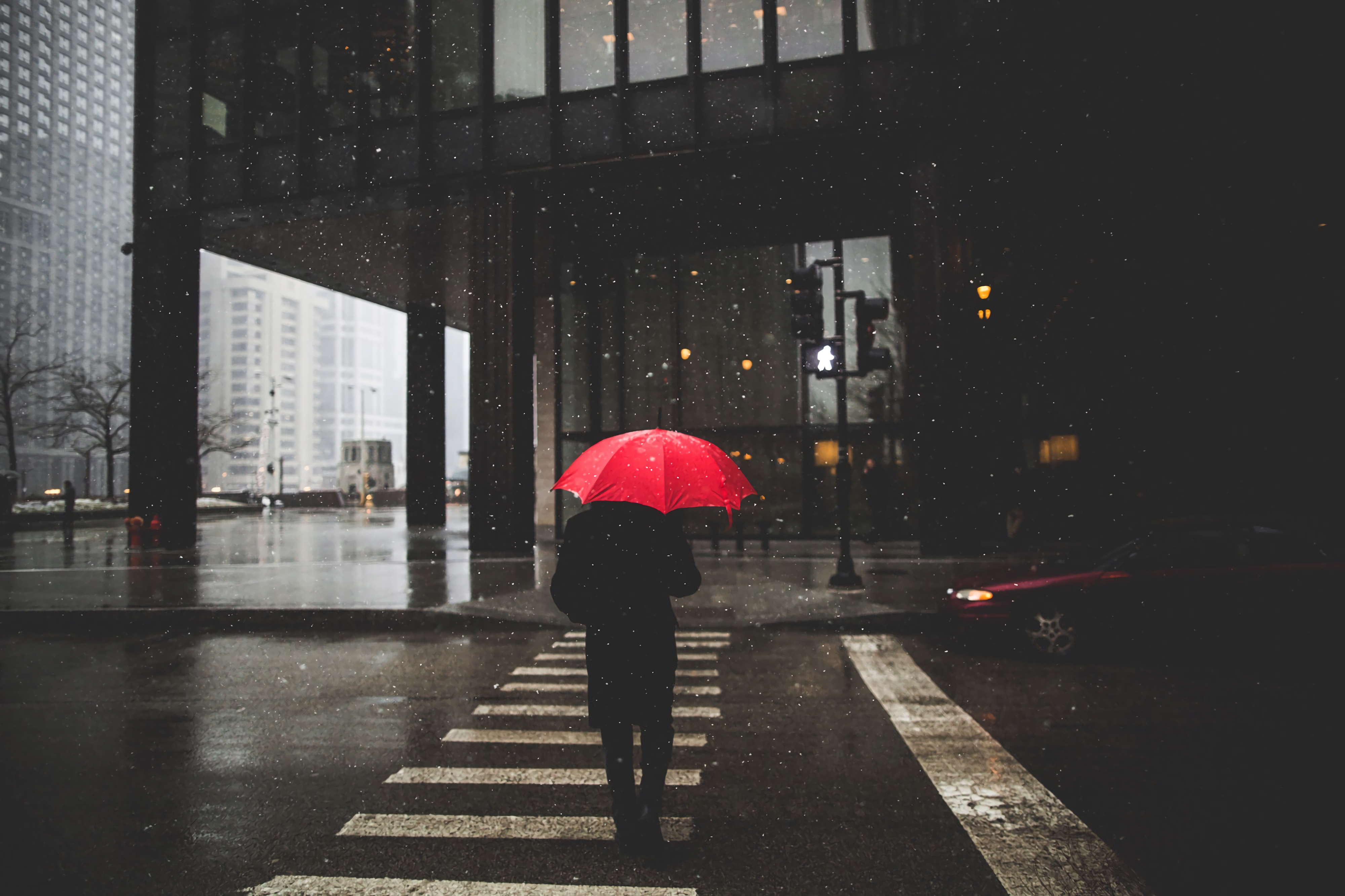 Грустный дождливый день. Человек с зонтом в городе. "Дождливый вечер". Грустный дождь. Человек под дождем.