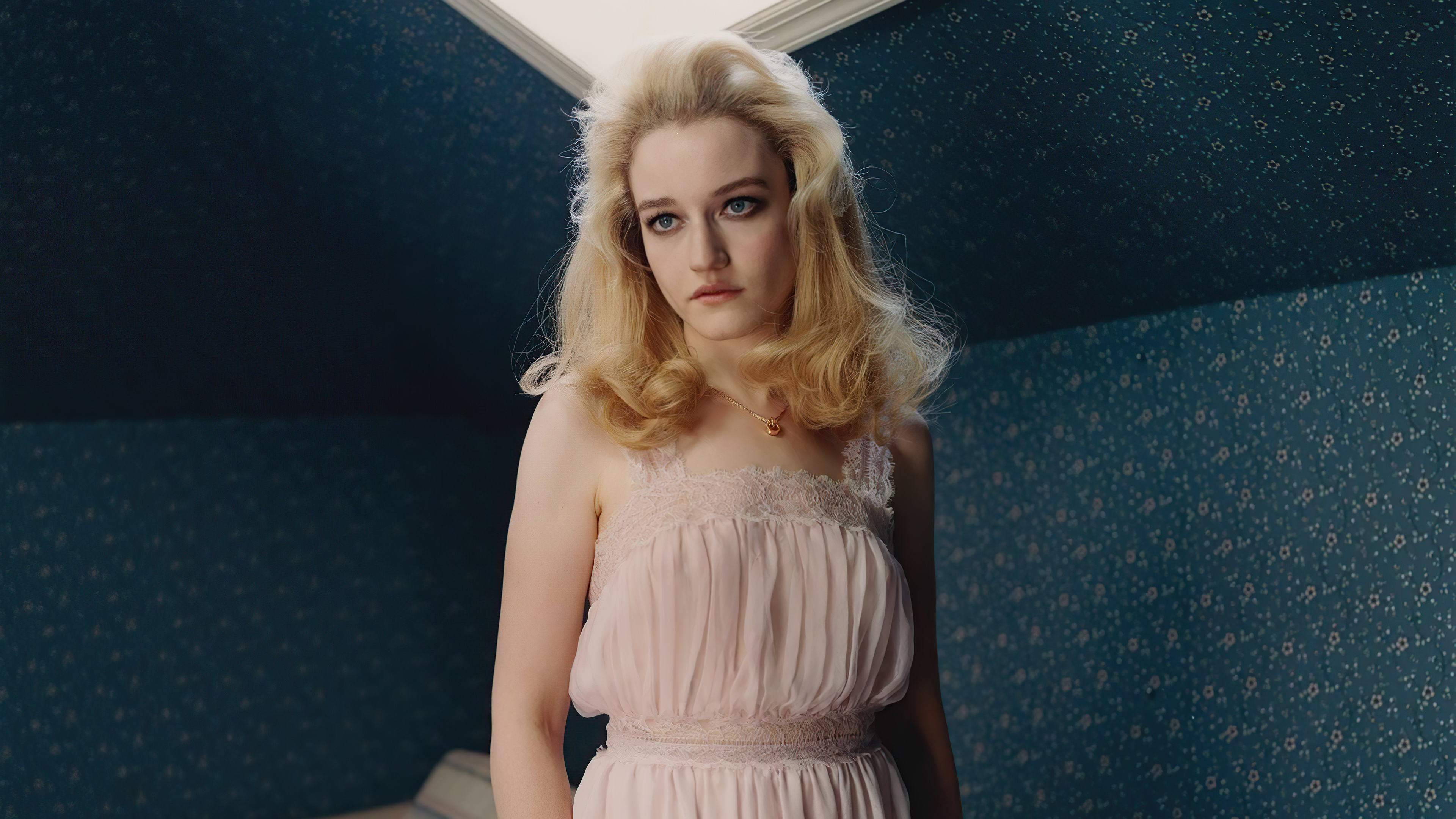 Wallpaper 4k Julia Garner W Magazine 4k Wallpaper