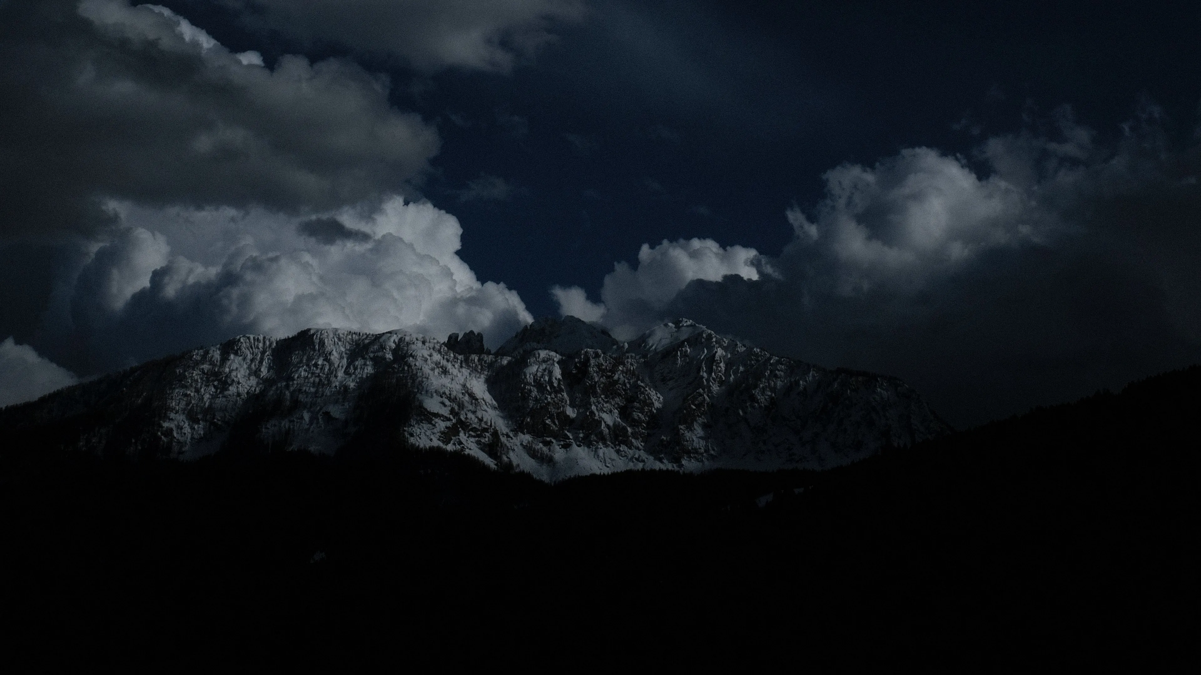 dark night clouds peaks 4k walpaper 1692029747
