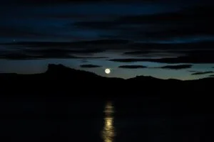 moon sky horizon river mountains 4k 1692006750