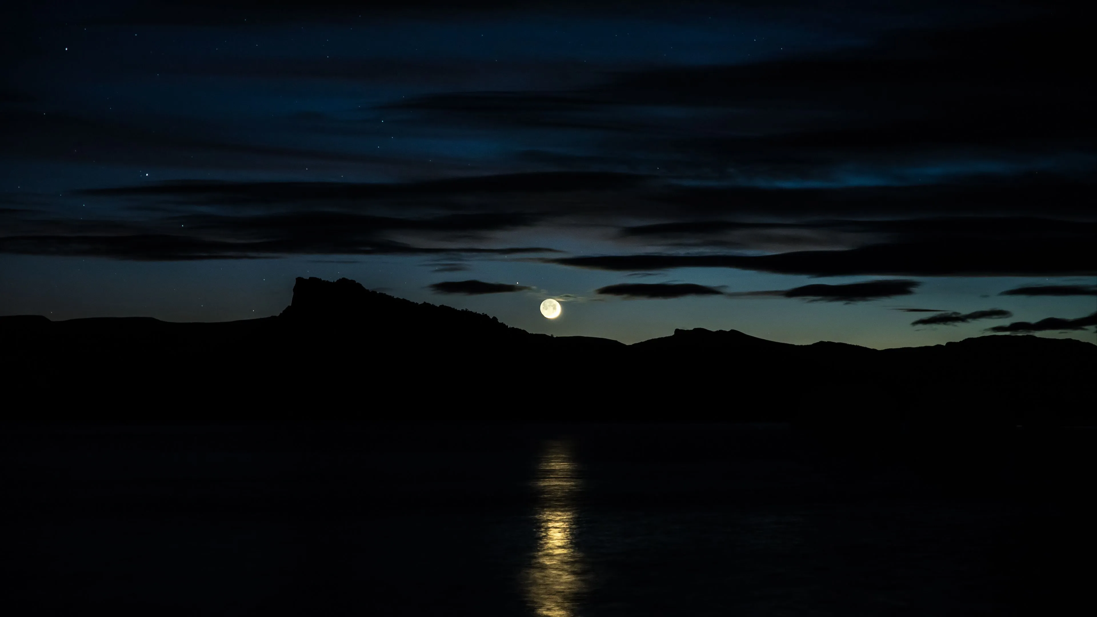 moon sky horizon river mountains 4k 1692006750
