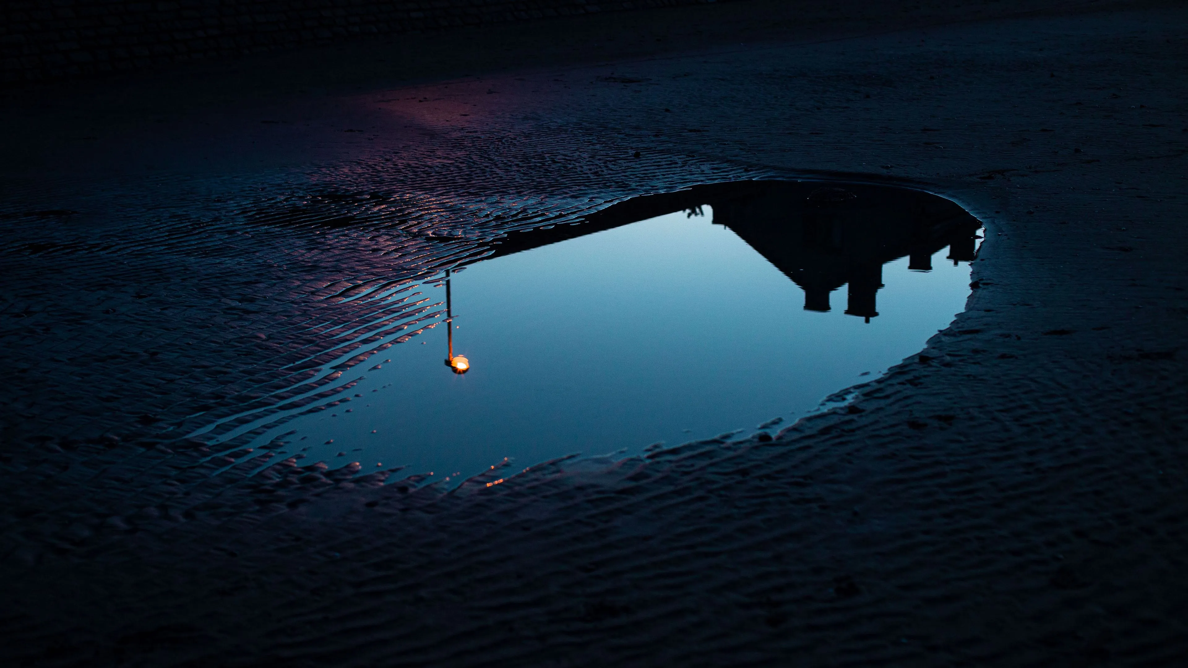 puddle reflection dark lantern 4k walpaper 1692028754